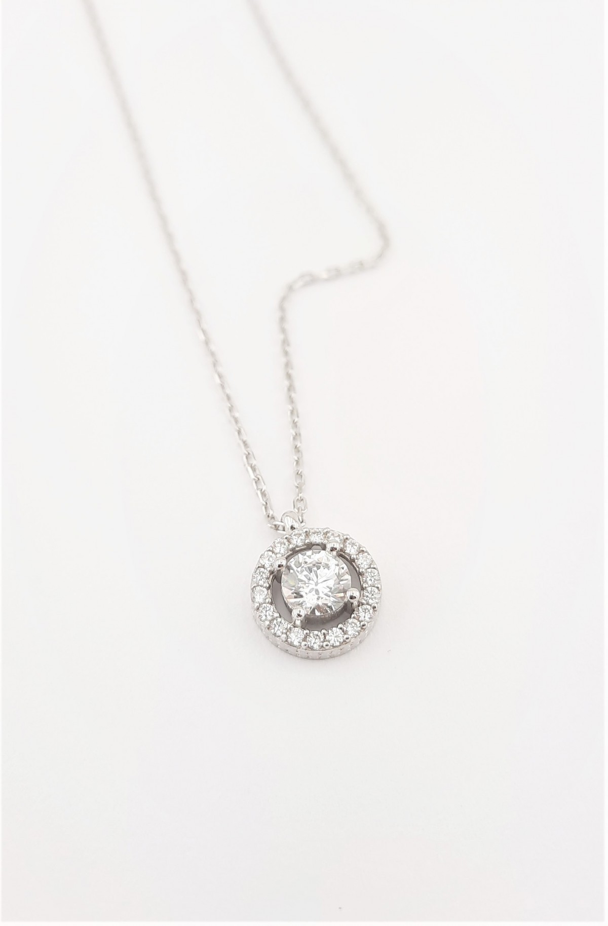 Ortası Tektaş Yuvarlak Model Swarovski Taşlı Gümüş Kolye Ortası Tektaş Yuvarlak Model Swarovski Taşlı Gümüş Kolye