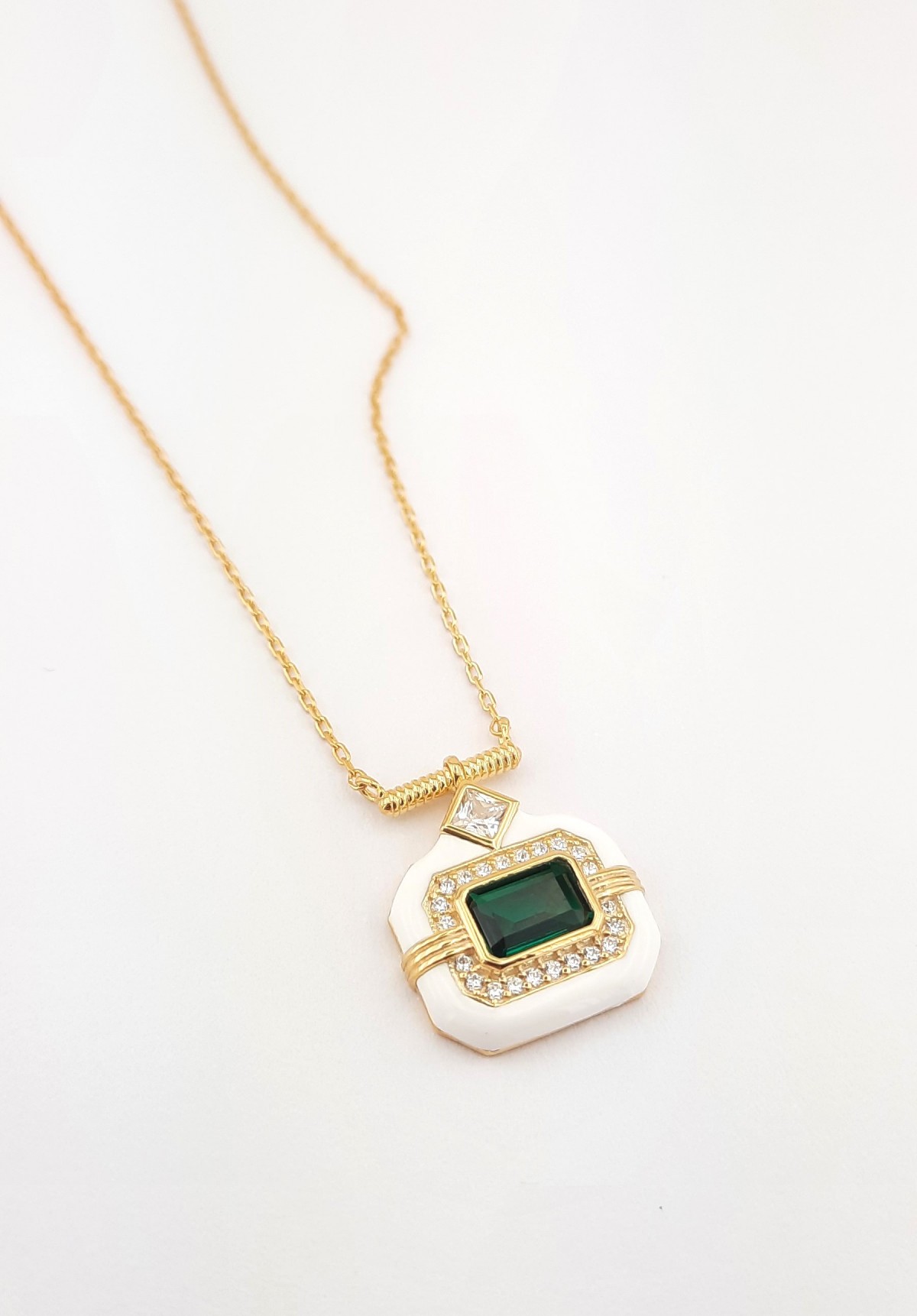 Ortası Yeşil Taşlı Beyaz Mineli Trend Gümüş Kolye Ortası Yeşil Taşlı Beyaz Mineli Trend Gümüş Kolye