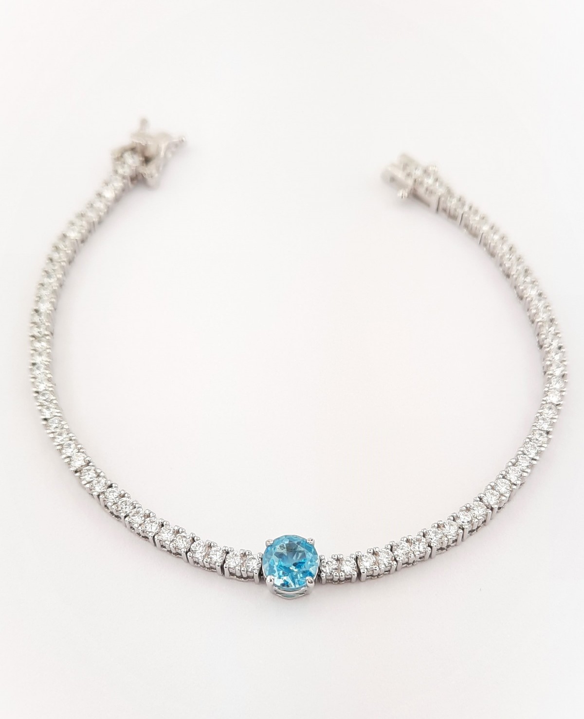 Ortası Yuvarlak Açık Mavi Taşlı Su Yolu Gümüş Bileklik Ortası Yuvarlak Açık Mavi Taşlı Su Yolu Gümüş Bileklik