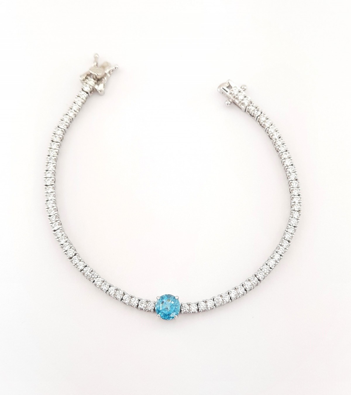 Ortası Yuvarlak Açık Mavi Taşlı Su Yolu Gümüş Bileklik Ortası Yuvarlak Açık Mavi Taşlı Su Yolu Gümüş Bileklik