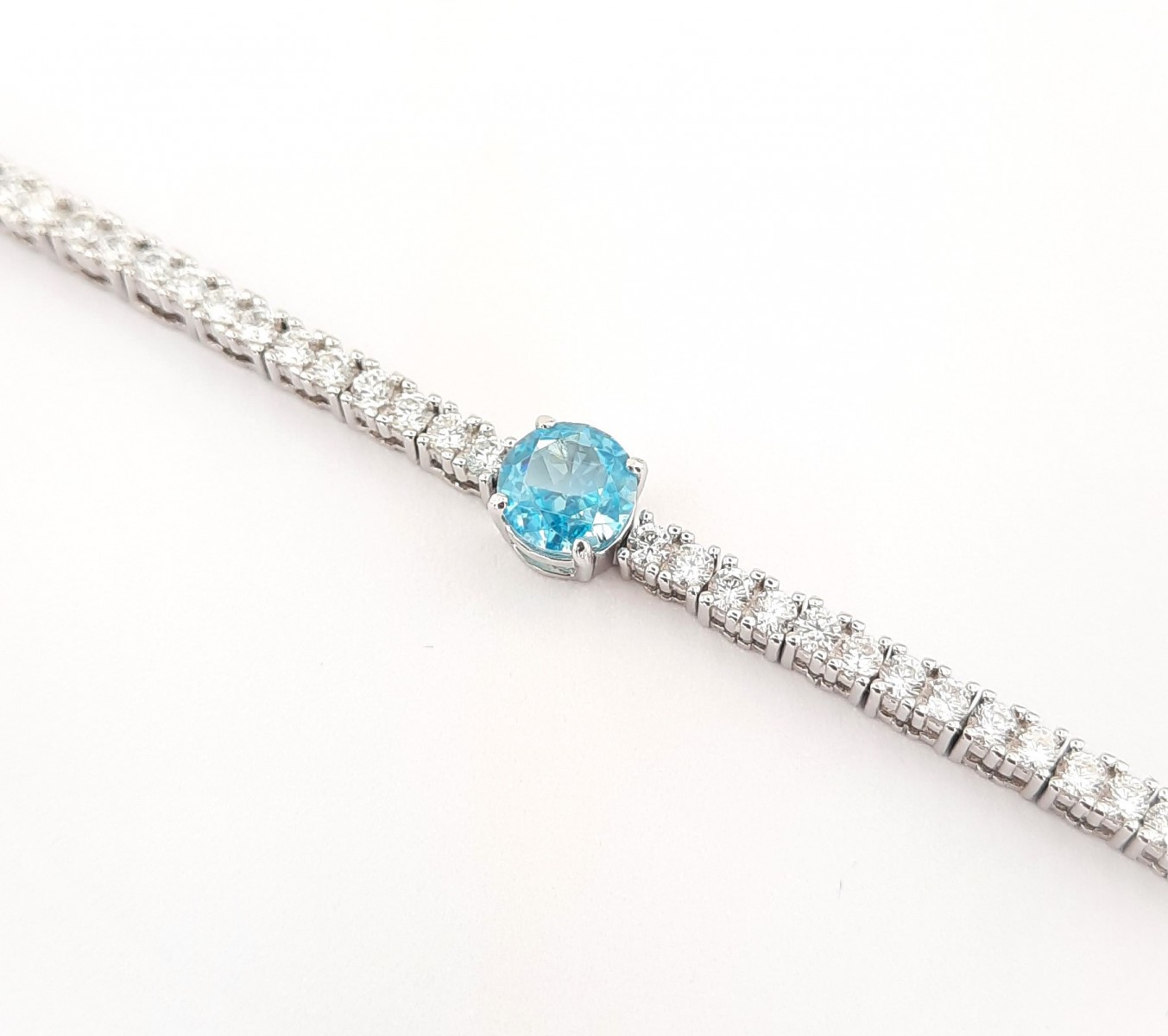 Ortası Yuvarlak Açık Mavi Taşlı Su Yolu Gümüş Bileklik Ortası Yuvarlak Açık Mavi Taşlı Su Yolu Gümüş Bileklik