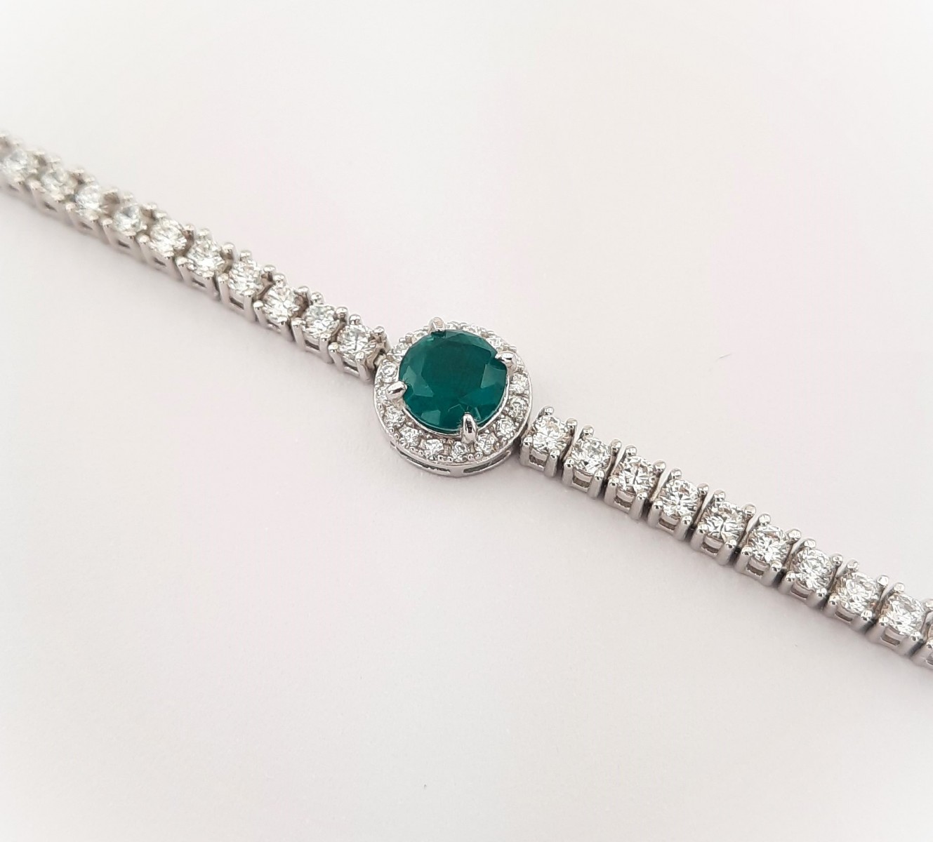 Ortası Yuvarlak Yeşil Taşlı Su Yolu Gümüş Bileklik Ortası Yuvarlak Yeşil Taşlı Su Yolu Gümüş Bileklik