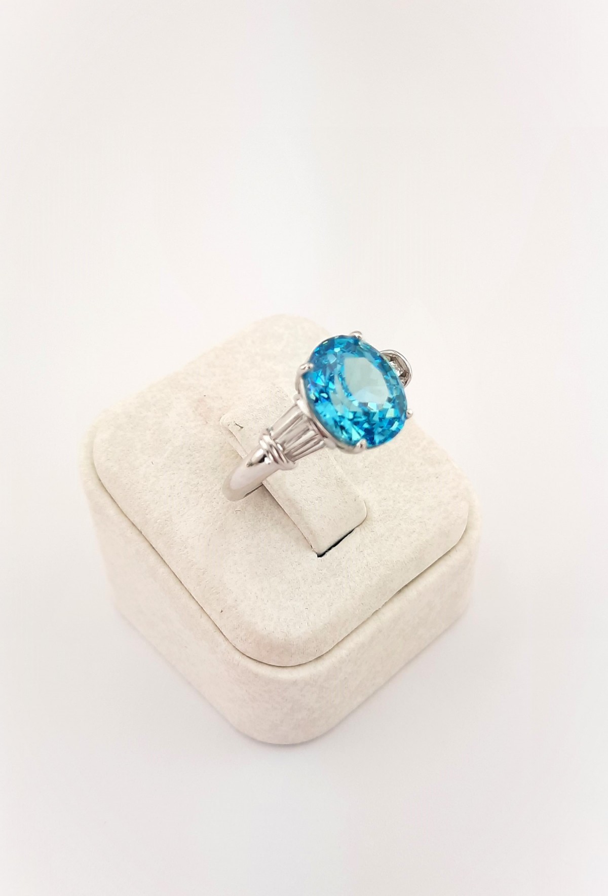 Oval Kesim Açık Mavi Taşlı Gümüş Yüzük Oval Kesim Açık Mavi Taşlı Gümüş Yüzük