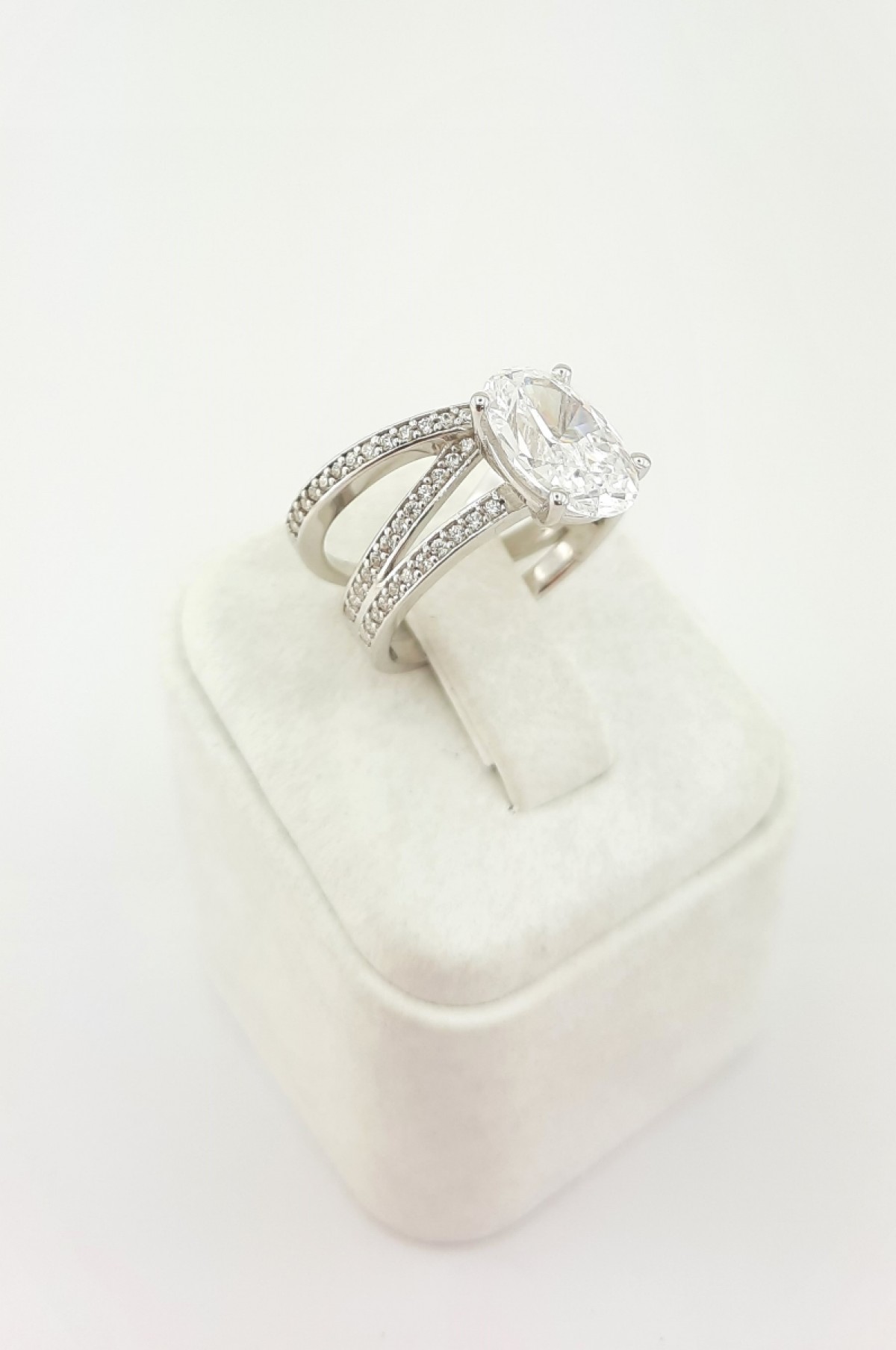 Oval Kesim Taşlı Çapraz Model Gümüş Yüzük Oval Kesim Taşlı Çapraz Model Gümüş Yüzük