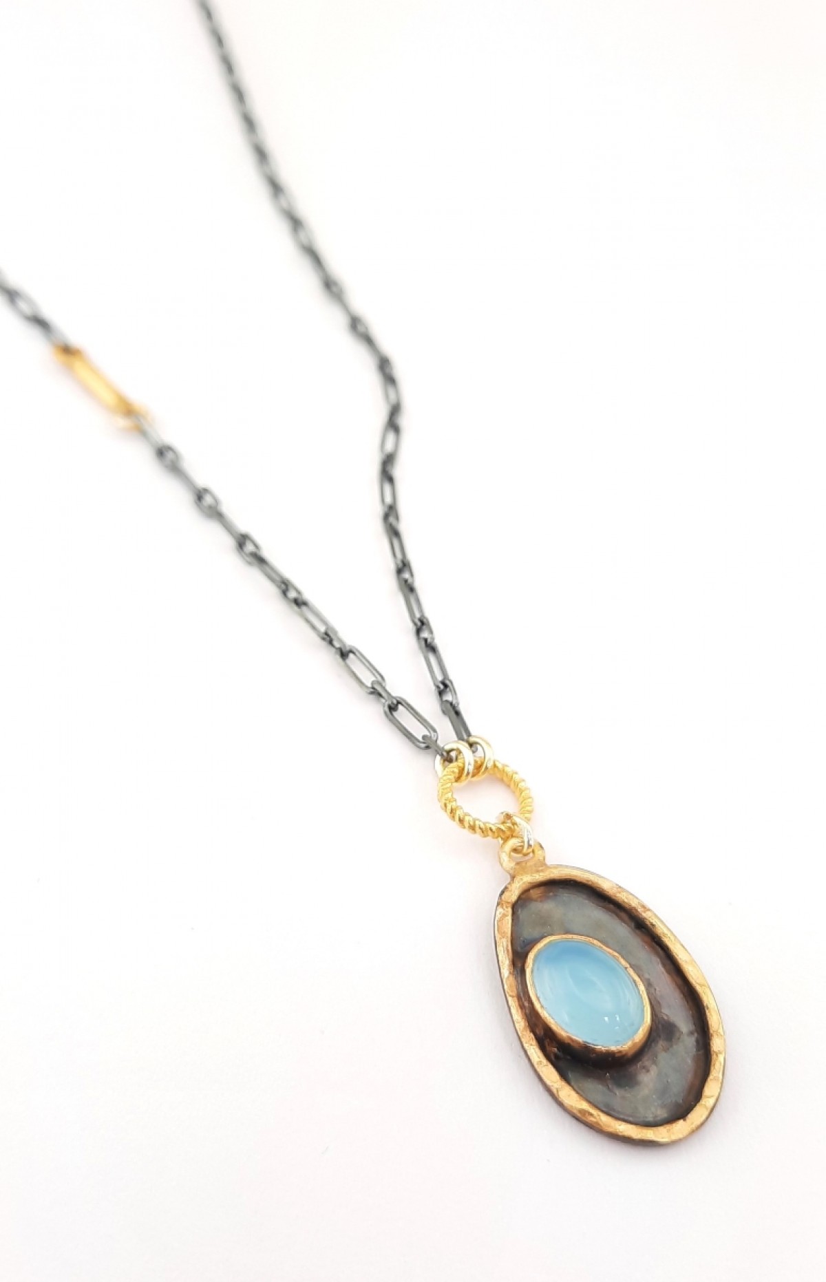 Oval Plakalı Kalsedon Taşlı Oksitli Zincirli Gümüş Kolye Oval Plakalı Kalsedon Taşlı Oksitli Zincirli Gümüş Kolye