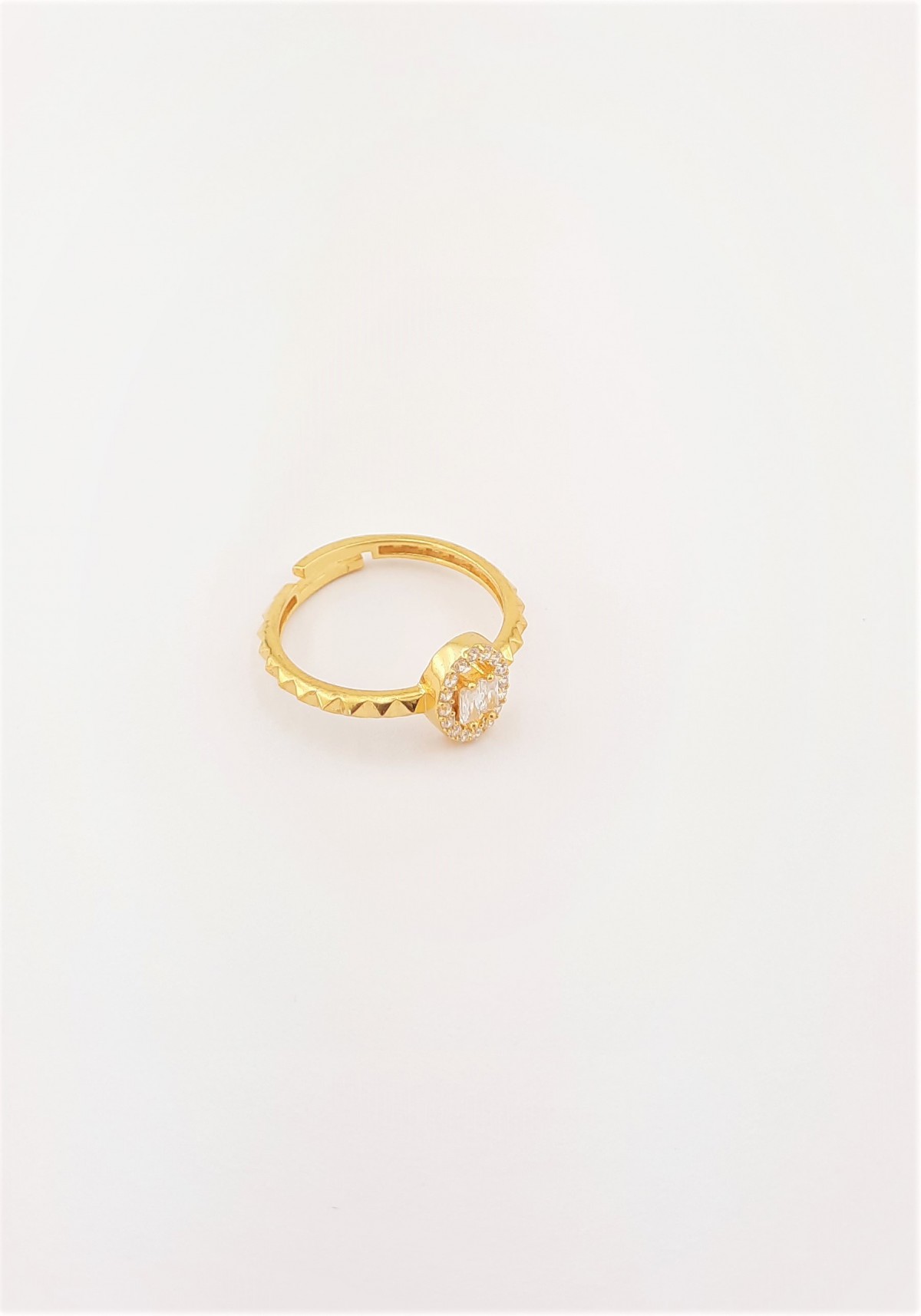 Oval Sıra Taşlı Ortası Bagetli Gümüş Yüzük Oval Sıra Taşlı Ortası Bagetli Gümüş Yüzük