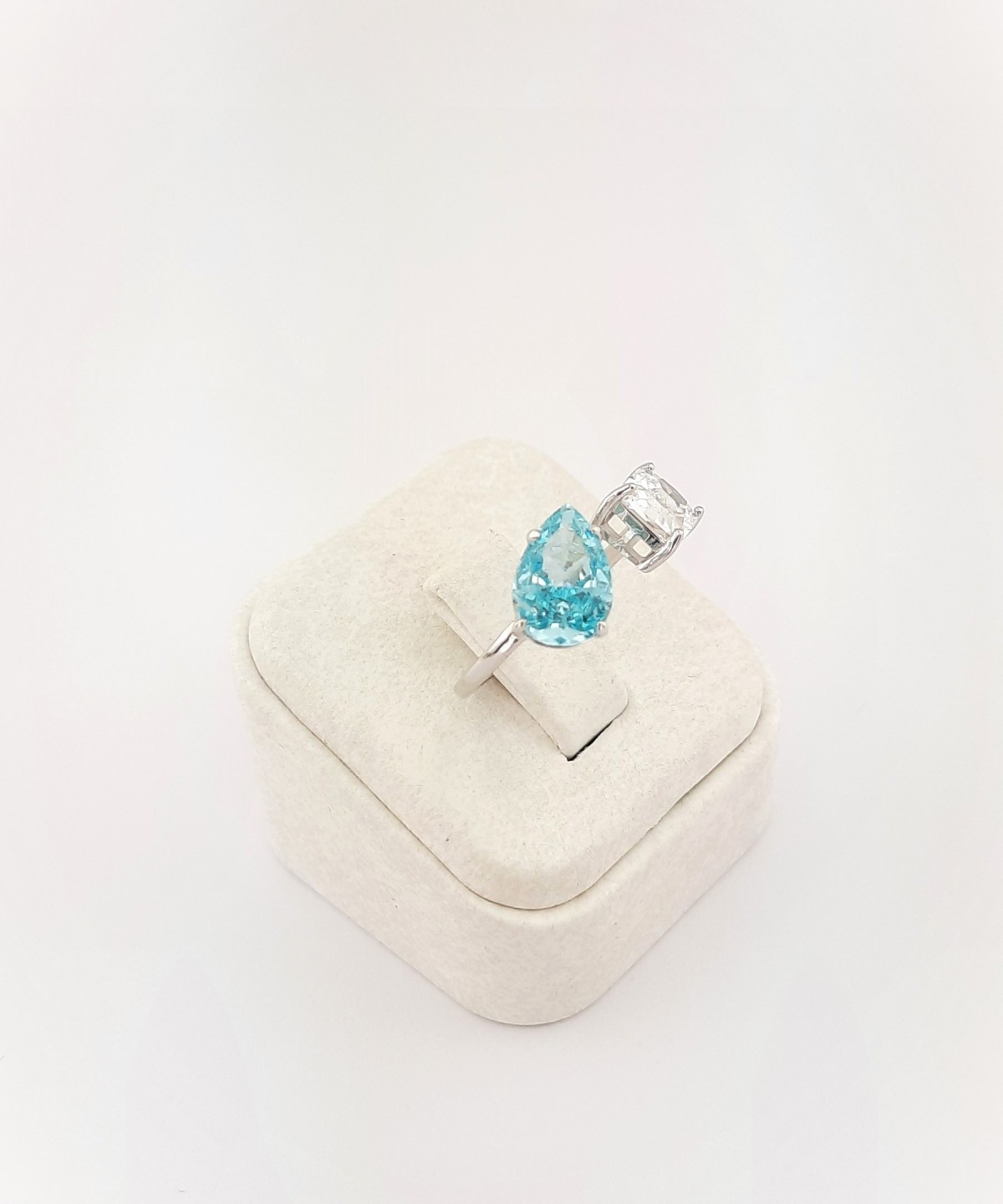 Radiant Kesim Beyaz Taşlı ve Damla Kesim Açık Mavi Taşlı Gümüş Yüzük Radiant Kesim Beyaz Taşlı ve Damla Kesim Açık Mavi Taşlı Gümüş Yüzük