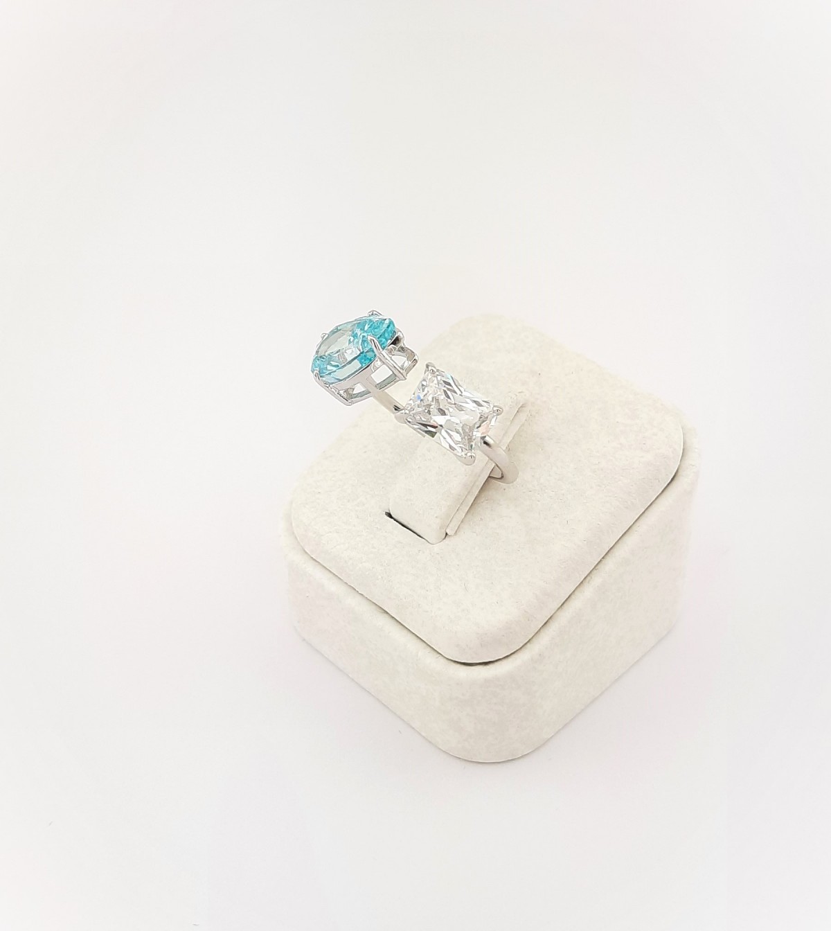 Radiant Kesim Beyaz Taşlı ve Damla Kesim Açık Mavi Taşlı Gümüş Yüzük Radiant Kesim Beyaz Taşlı ve Damla Kesim Açık Mavi Taşlı Gümüş Yüzük