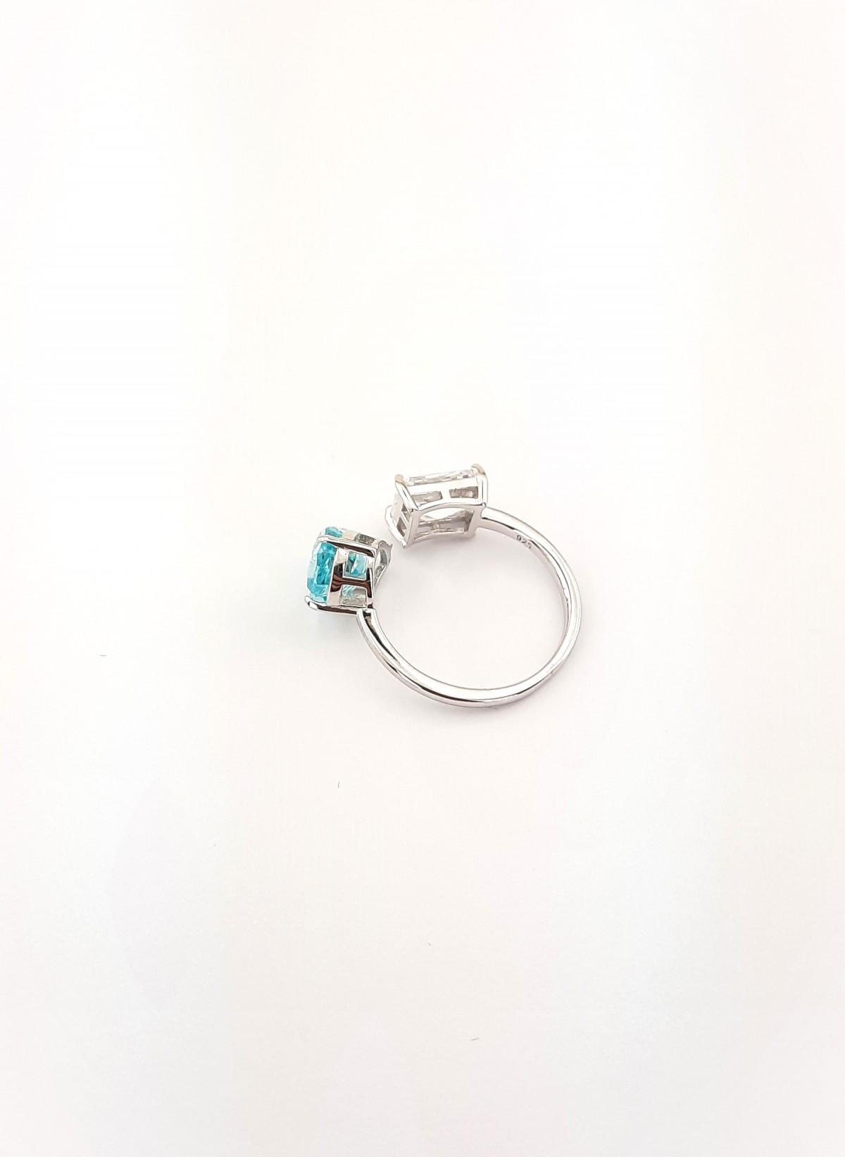 Radiant Kesim Beyaz Taşlı ve Damla Kesim Açık Mavi Taşlı Gümüş Yüzük Radiant Kesim Beyaz Taşlı ve Damla Kesim Açık Mavi Taşlı Gümüş Yüzük