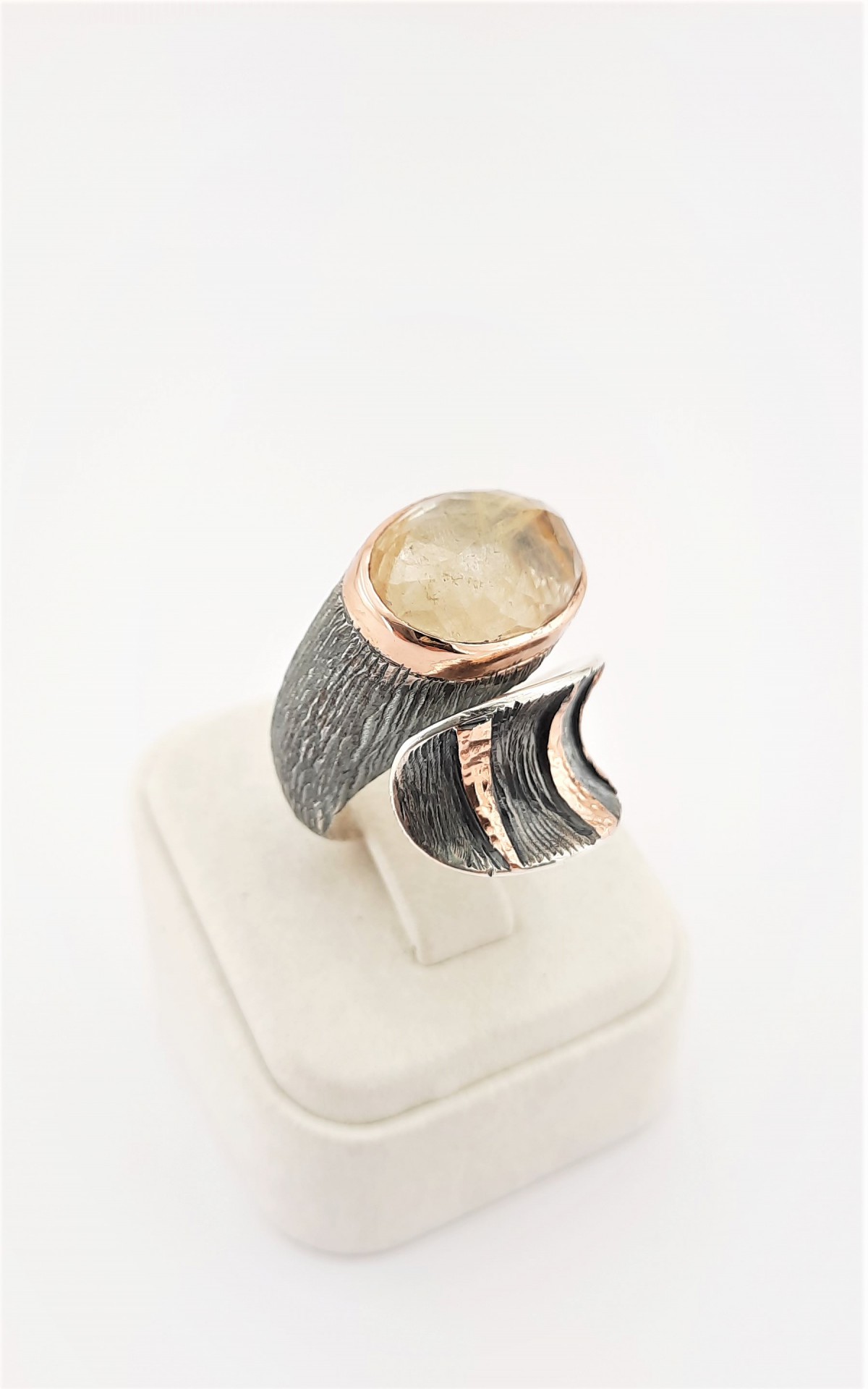 Rutilli Kuvars Kıvrımlı Model Tasarım Gümüş Yüzük Rutilli Kuvars Kıvrımlı Model Tasarım Gümüş Yüzük