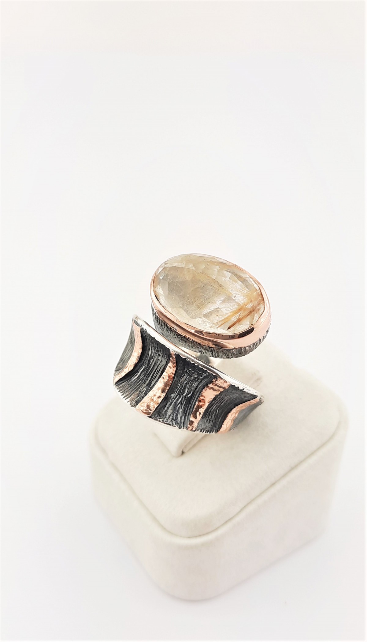 Rutilli Kuvars Kıvrımlı Model Tasarım Gümüş Yüzük Rutilli Kuvars Kıvrımlı Model Tasarım Gümüş Yüzük