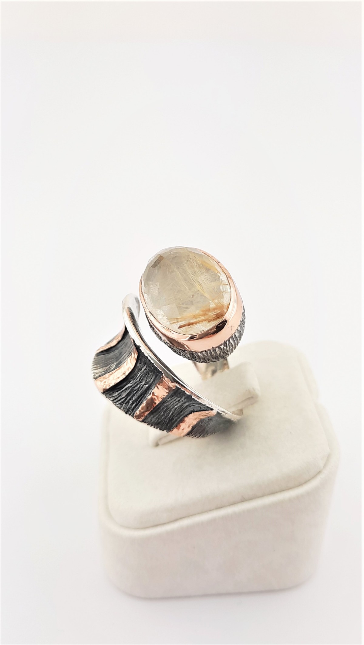 Rutilli Kuvars Kıvrımlı Model Tasarım Gümüş Yüzük Rutilli Kuvars Kıvrımlı Model Tasarım Gümüş Yüzük