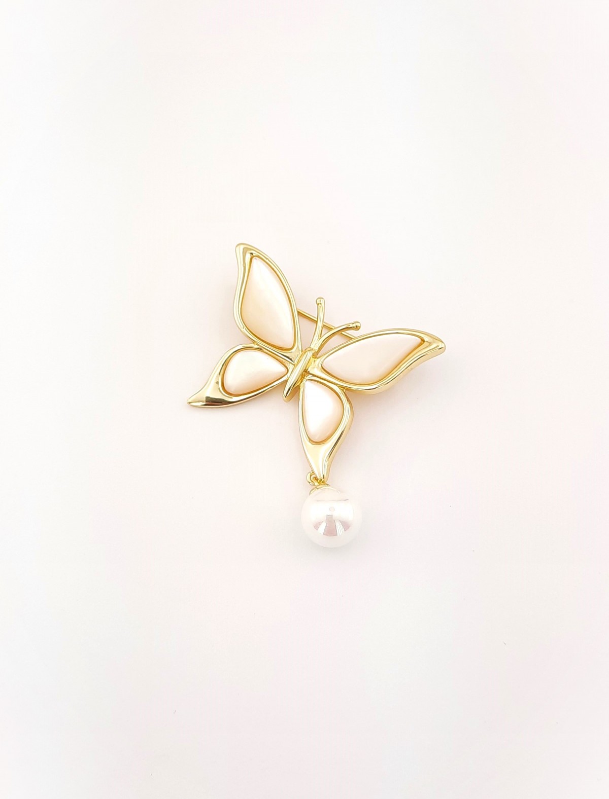 Sallantılı İncili Sedefli Kelebek Gümüş Broş Sallantılı İncili Sedefli Kelebek Gümüş Broş