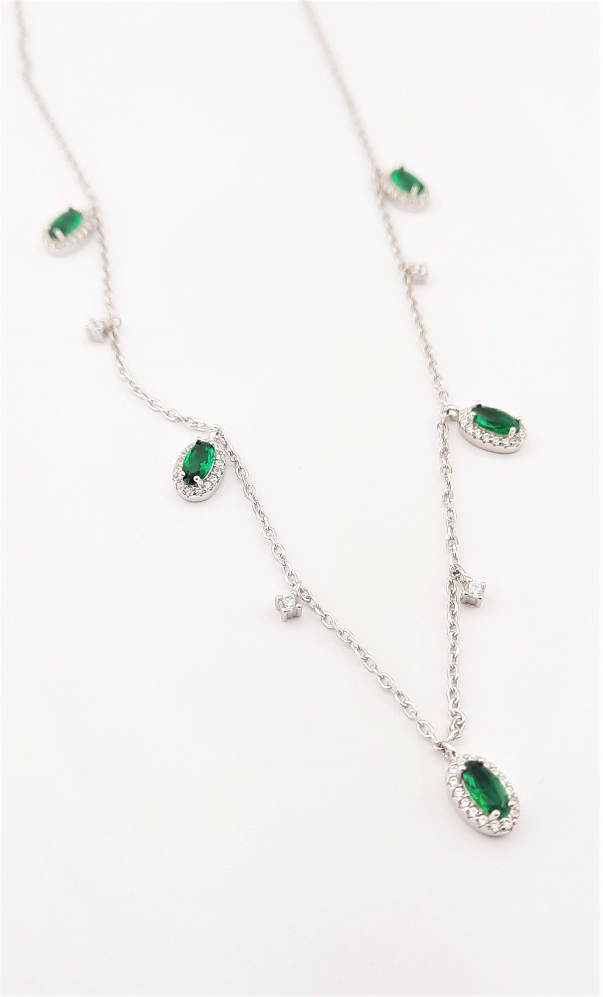 Sallantılı Oval Kesim Yeşil Taşlı Gümüş Zincir Kolye Sallantılı Oval Kesim Yeşil Taşlı Gümüş Zincir Kolye