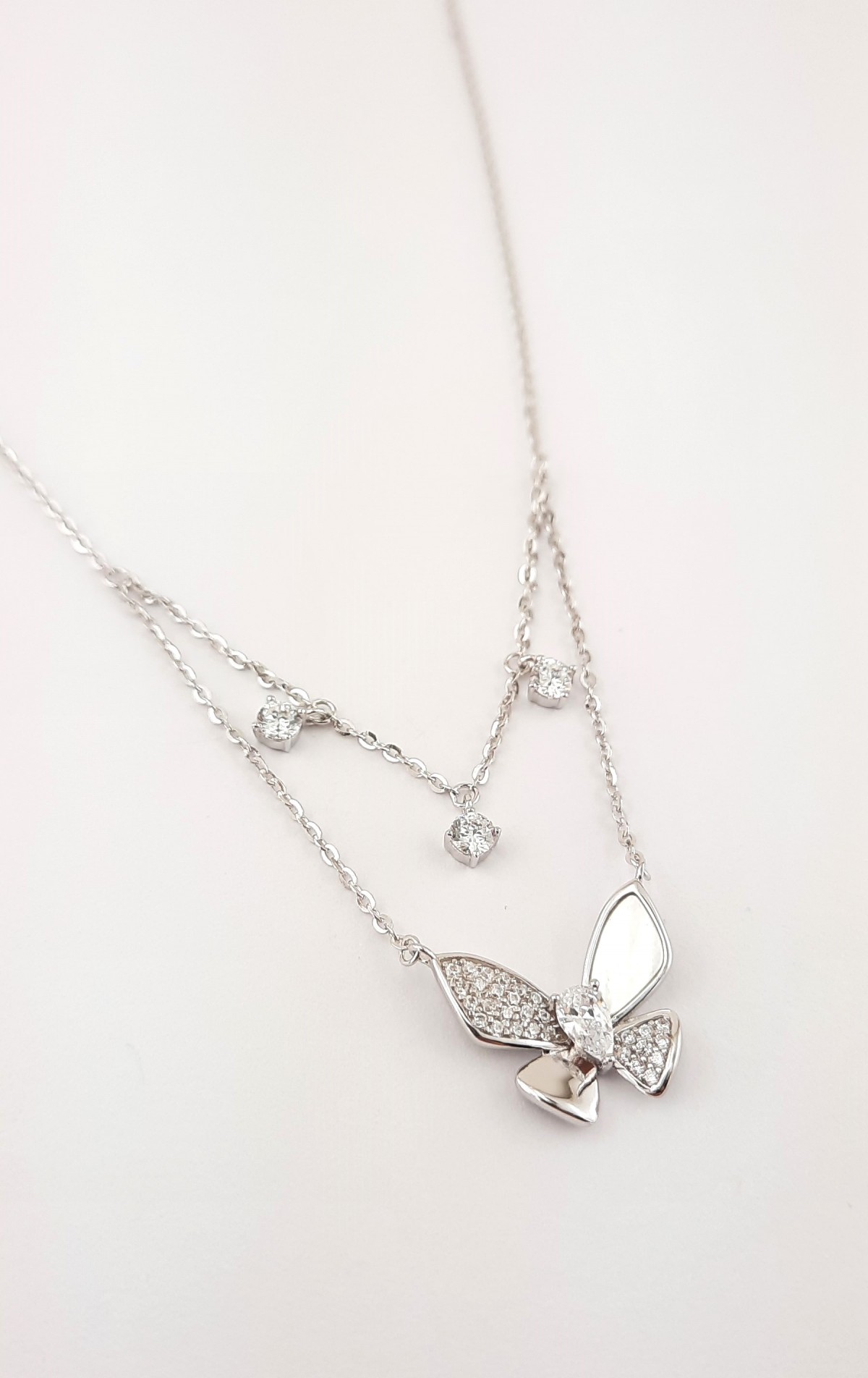 Sallantılı Üç Taşlı ve Sedefli Kelebek Uçlu İki Zincirli Gümüş Kolye Sallantılı Üç Taşlı ve Sedefli Kelebek Uçlu İki Zincirli Gümüş Kolye