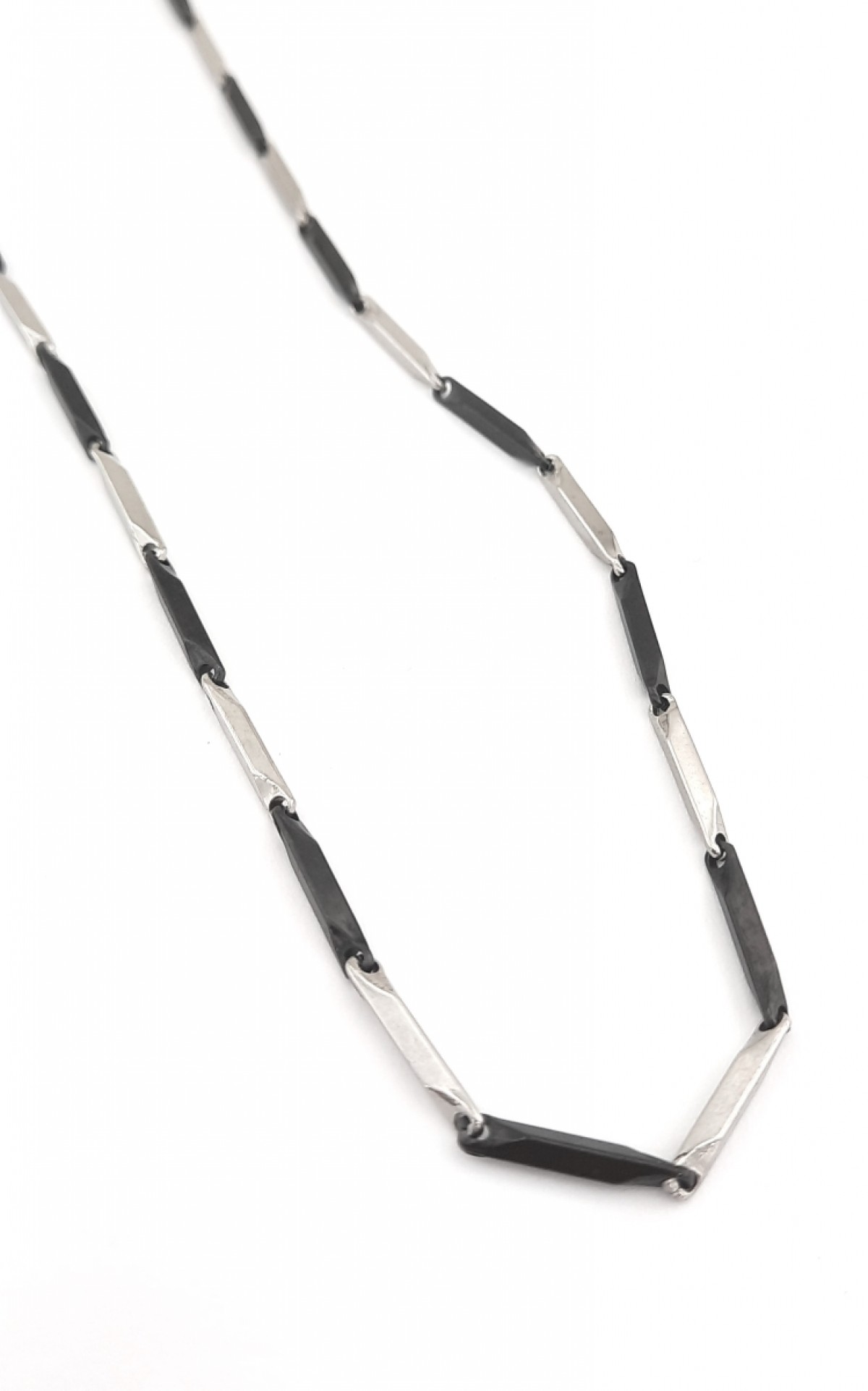 Siyah ve Gri Renk Parçalı Çelik Zincir Siyah ve Gri Renk Parçalı Çelik Zincir