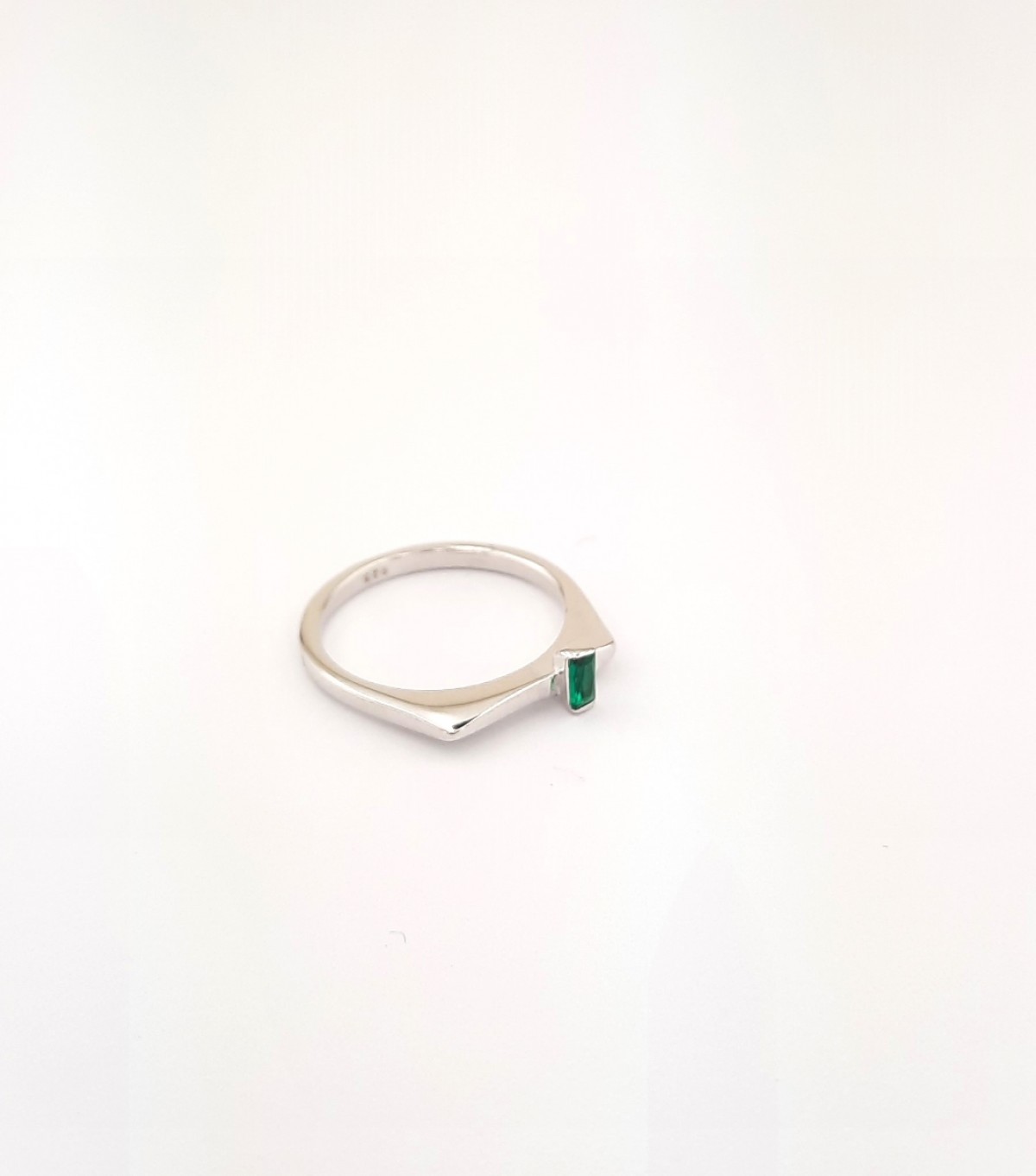 Tek Yeşil Baget Taşlı Trend İnce Gümüş Yüzük Tek Yeşil Baget Taşlı Trend İnce Gümüş Yüzük