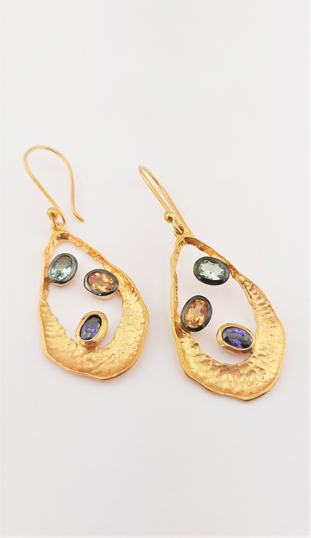 Topaz, Sitrin ve Ametist Taşlı Sallantılı Tasarım Gümüş Küpe Topaz, Sitrin ve Ametist Taşlı Sallantılı Tasarım Gümüş Küpe