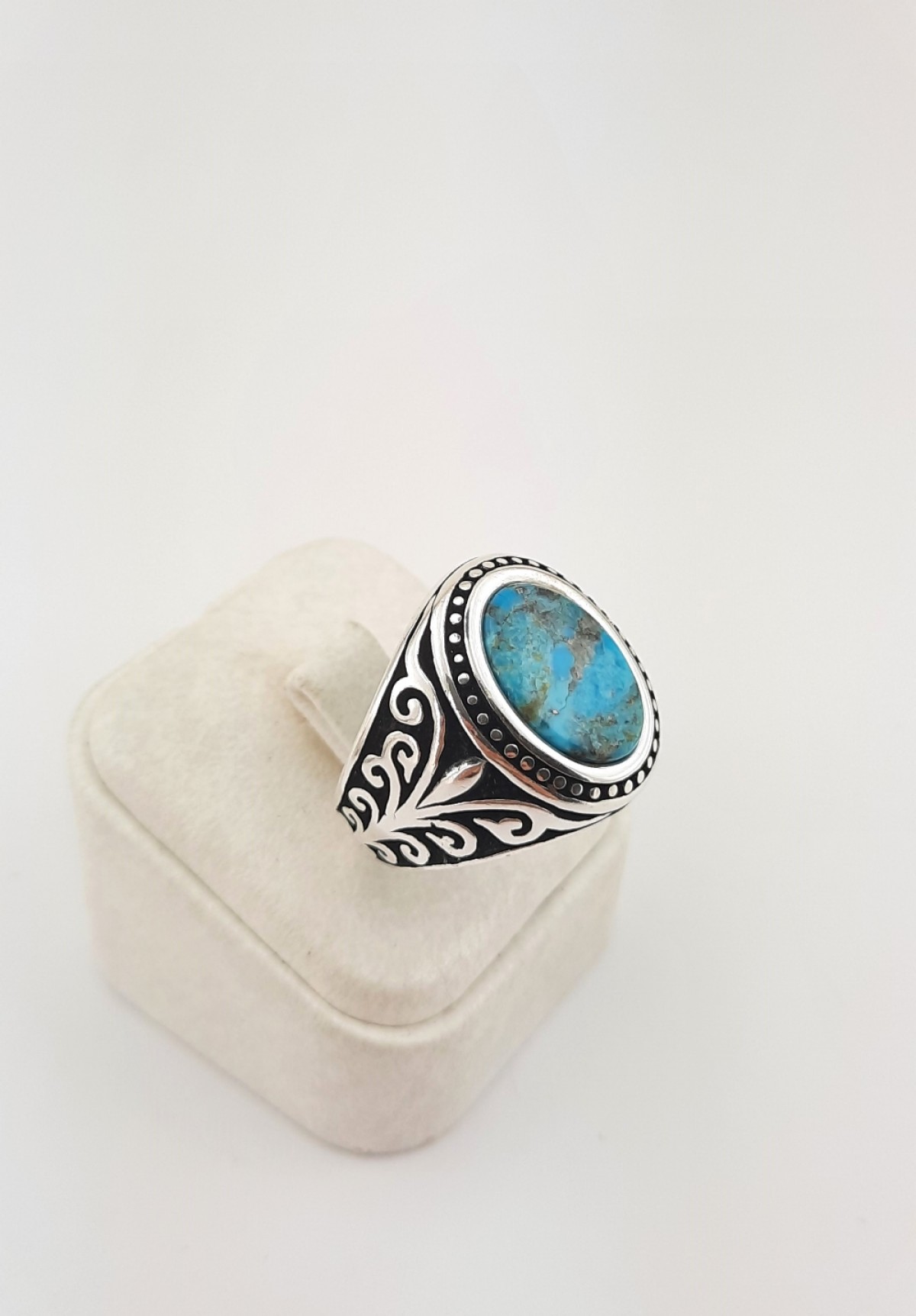 Turkuaz Taşlı Çevresi Nokta Desenli Gümüş Erkek Yüzük Turkuaz Taşlı Çevresi Nokta Desenli Gümüş Erkek Yüzük