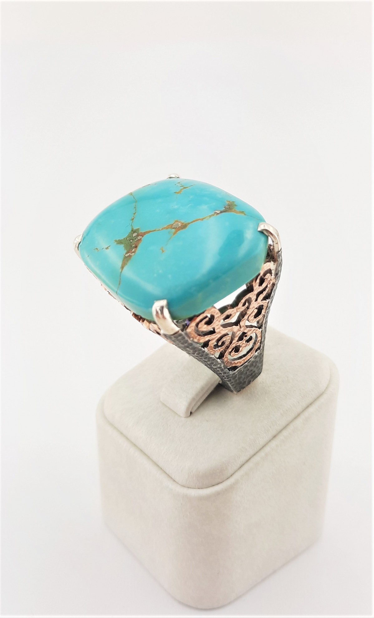 Turkuaz Taşlı Yanları Kıvrımlı Desen Tasarım Gümüş Yüzük Turkuaz Taşlı Yanları Kıvrımlı Desen Tasarım Gümüş Yüzük