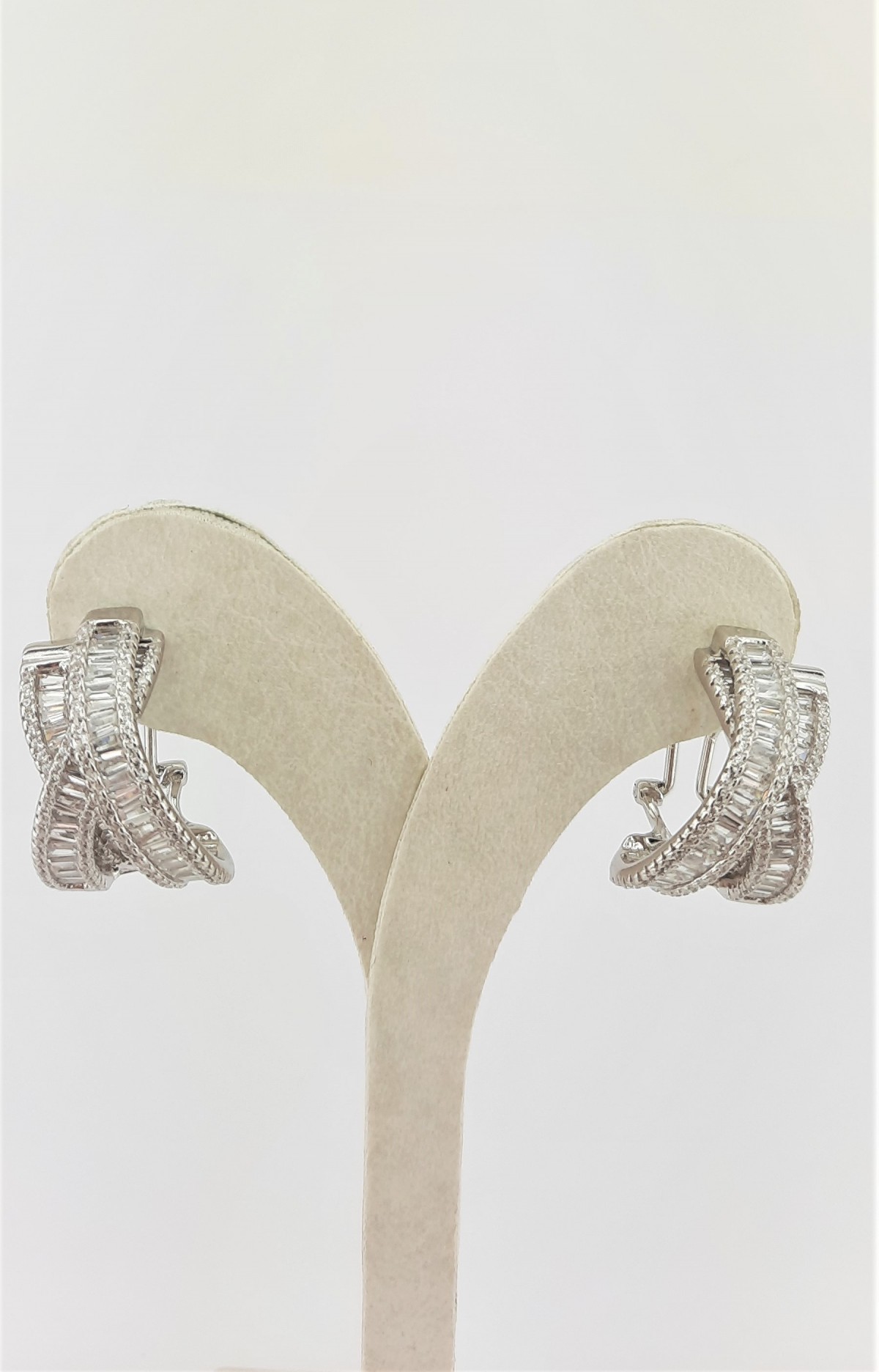 Üç Sıra Baget Taşlı Model Pırlanta Montür Gümüş Küpe Üç Sıra Baget Taşlı Model Pırlanta Montür Gümüş Küpe