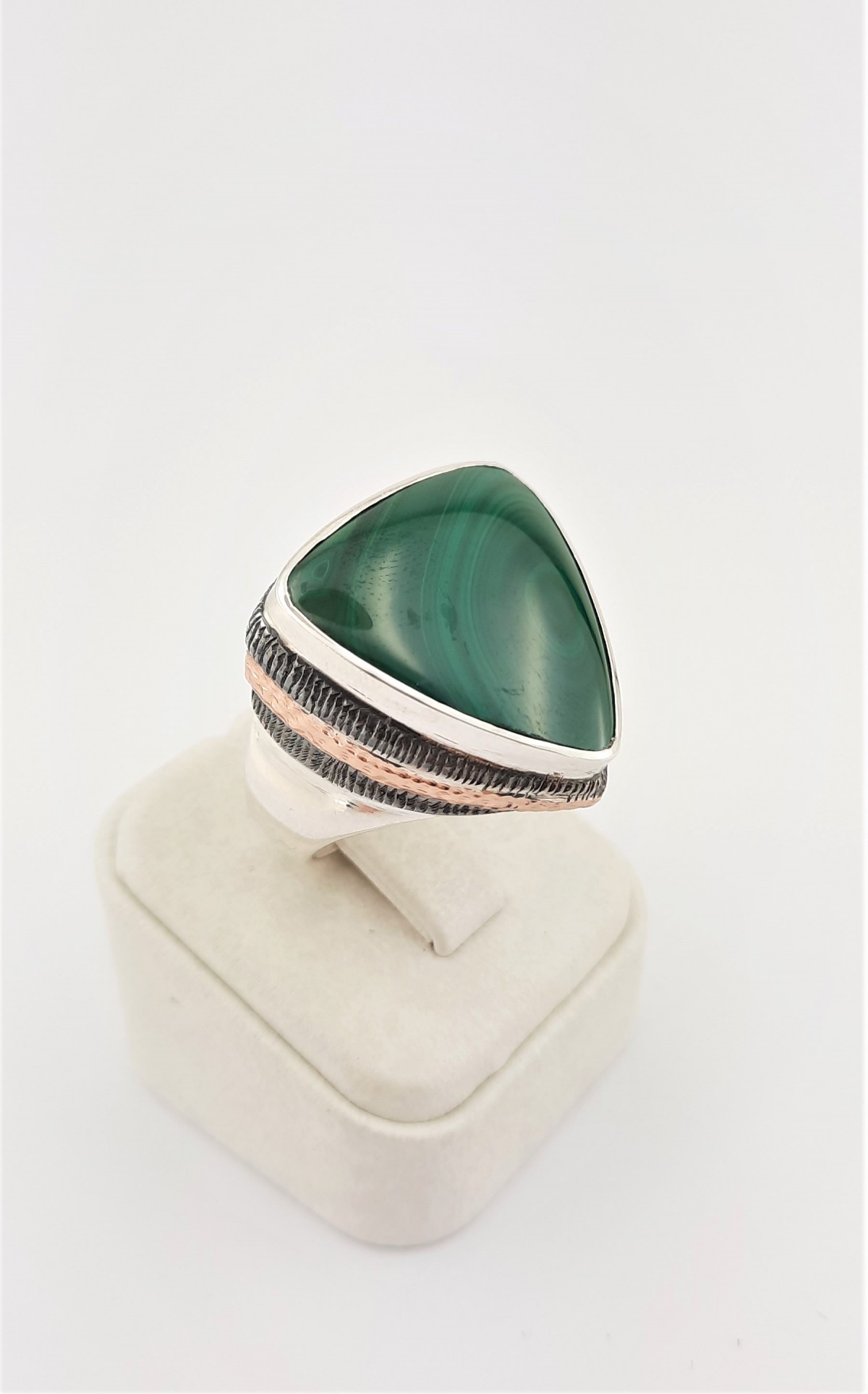 Üçgen Kesim Malakit Taşlı Gümüş Yüzük Üçgen Kesim Malakit Taşlı Gümüş Yüzük