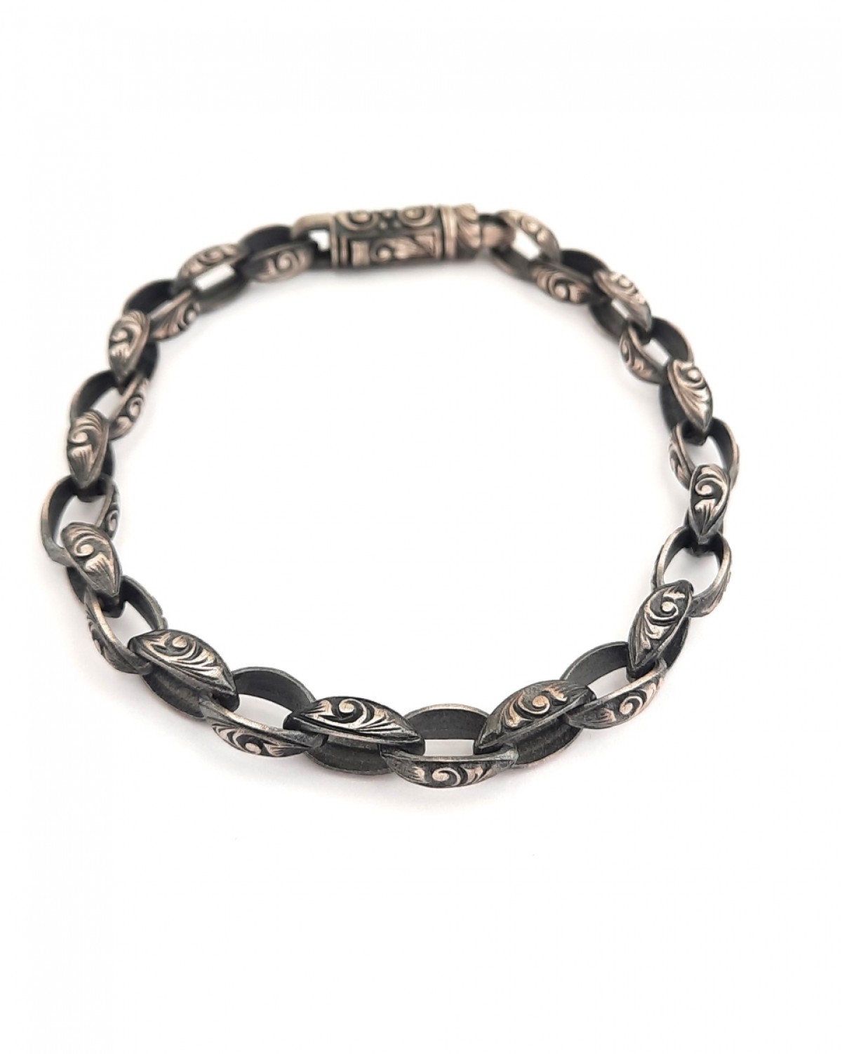 Üzeri Desenli Oval Halkalı Gümüş Bileklik Üzeri Desenli Oval Halkalı Gümüş Bileklik