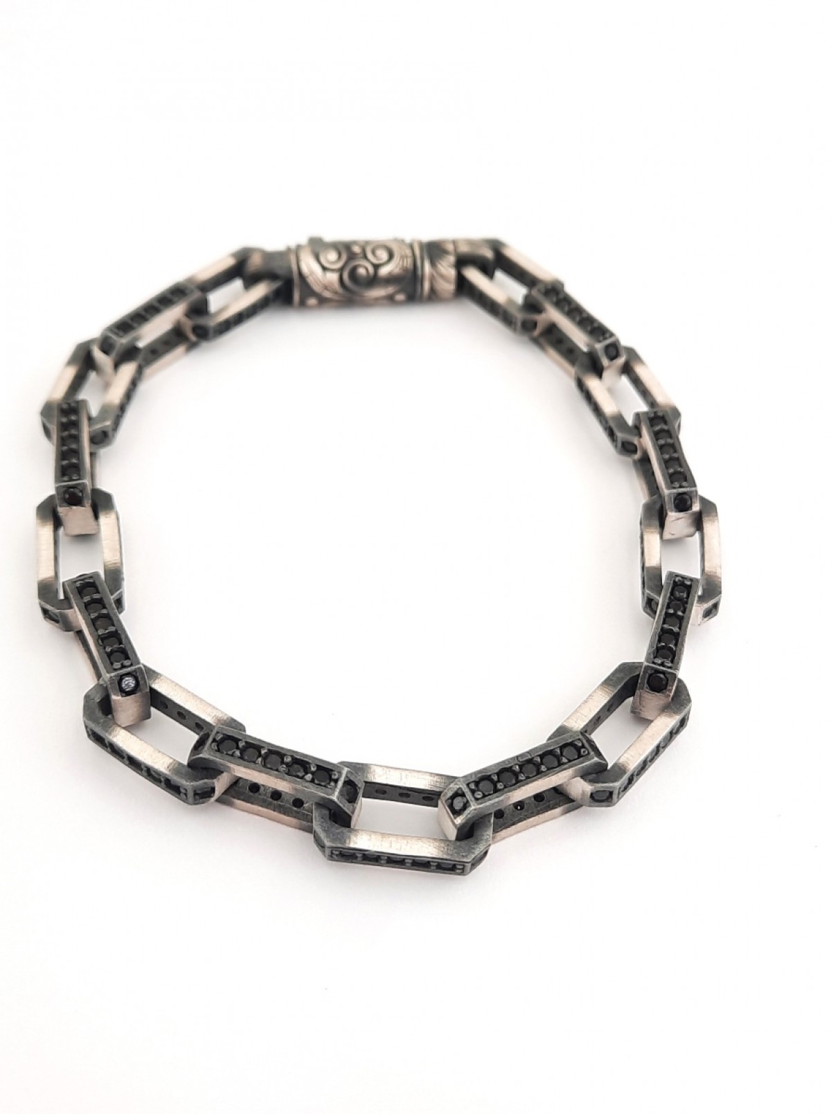 Üzeri Siyah Taşlı Köşeli Halkalı Gümüş Bileklik Üzeri Siyah Taşlı Köşeli Halkalı Gümüş Bileklik