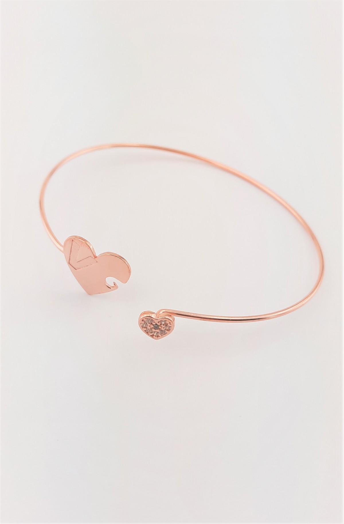 V Harfli Kalpli Gümüş Bilezik V Harfli Kalpli Gümüş Bilezik