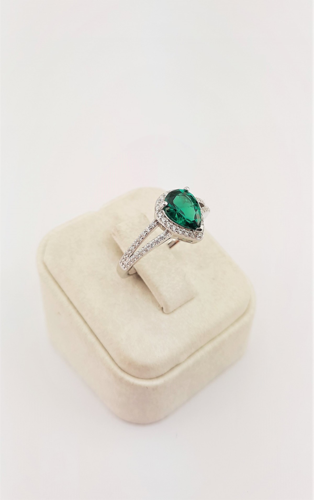 Yanları İki Sıra Taşlı Zümrüt Renk Damla Tektaş Pırlanta Montür Yüzük Yanları İki Sıra Taşlı Zümrüt Renk Damla Tektaş Pırlanta Montür Yüzük