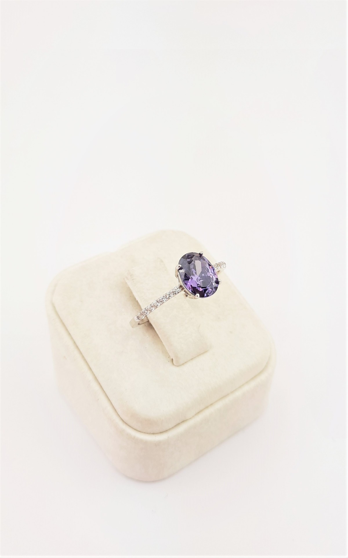 Yanları Minik Taşlı Oval Kesim Mor Renk Tektaş Pırlanta Montür Yüzük Yanları Minik Taşlı Oval Kesim Mor Renk Tektaş Pırlanta Montür Yüzük