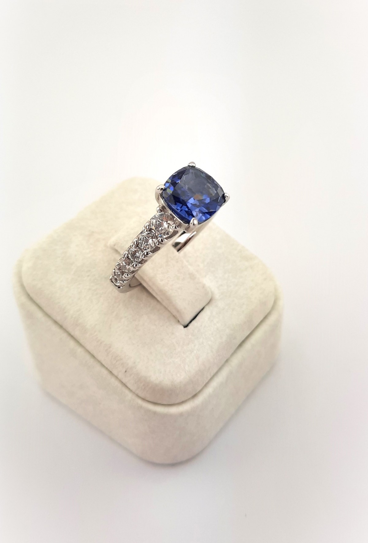 Yanları Taşlı Yastık Kesim Açık Lacivert Taşlı Gümüş Yüzük Yanları Taşlı Yastık Kesim Açık Lacivert Taşlı Gümüş Yüzük