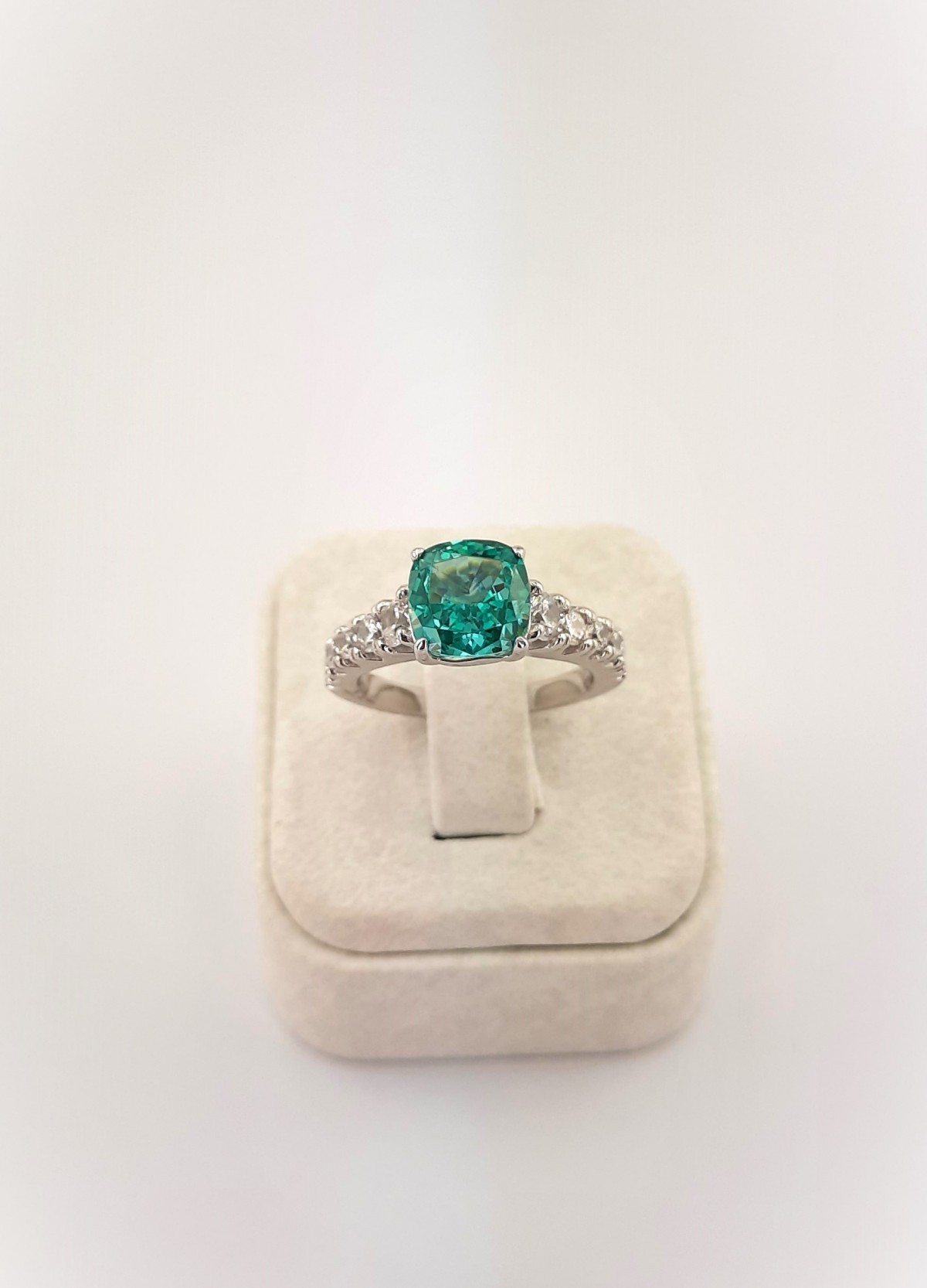 Yanları Taşlı Yastık Kesim Açık Yeşil Taşlı Gümüş Yüzük Yanları Taşlı Yastık Kesim Açık Yeşil Taşlı Gümüş Yüzük