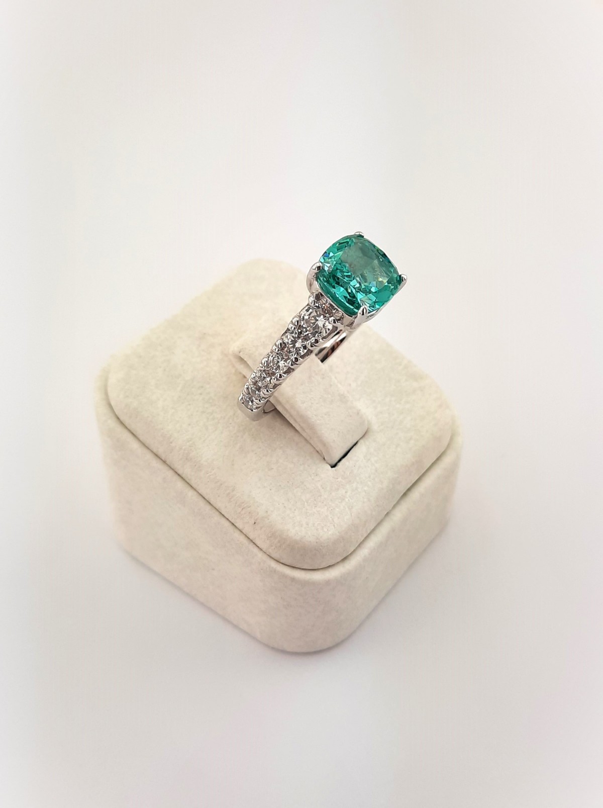 Yanları Taşlı Yastık Kesim Açık Yeşil Taşlı Gümüş Yüzük Yanları Taşlı Yastık Kesim Açık Yeşil Taşlı Gümüş Yüzük