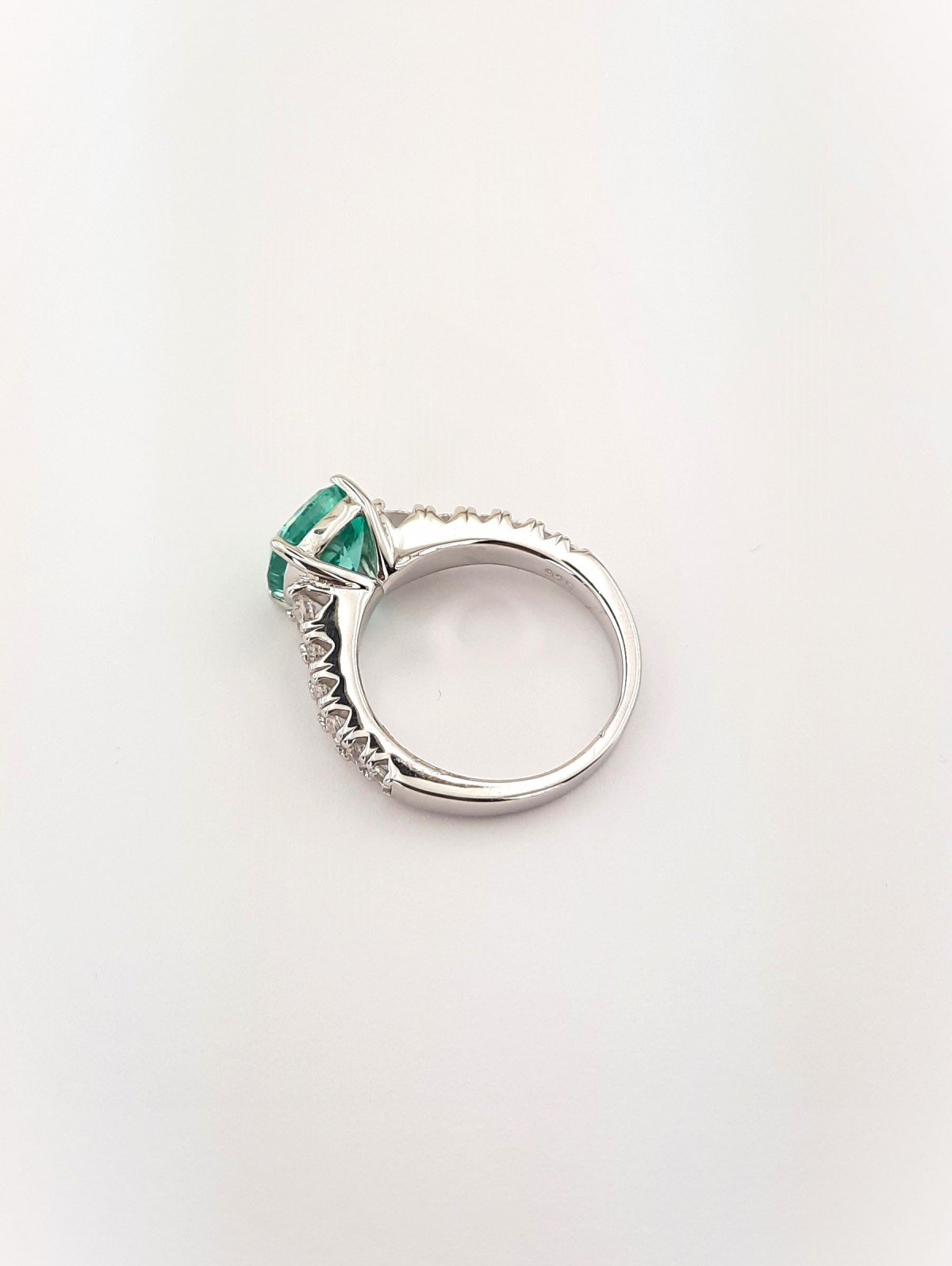 Yanları Taşlı Yastık Kesim Açık Yeşil Taşlı Gümüş Yüzük Yanları Taşlı Yastık Kesim Açık Yeşil Taşlı Gümüş Yüzük