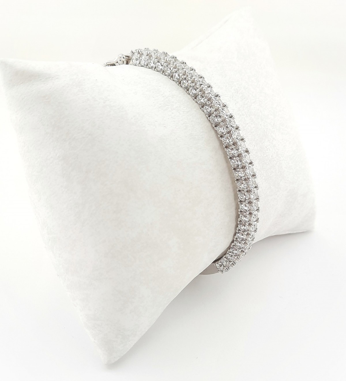 Yanları ve Üzeri Taşlı Gümüş Bilezik Yanları ve Üzeri Taşlı Gümüş Bilezik