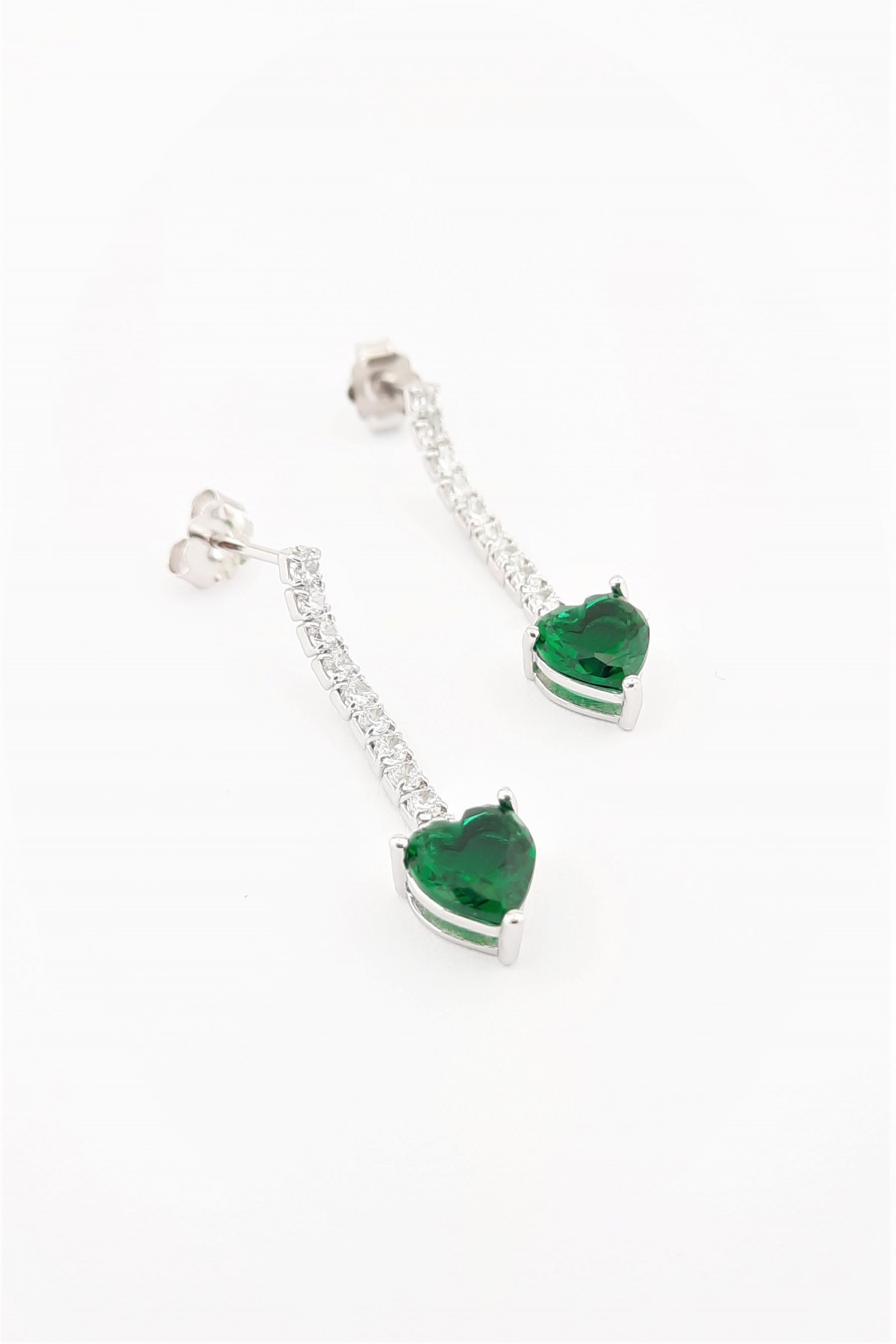 Yeşil Kalp Kesim Taşlı Sallantılı Gümüş Küpe Yeşil Kalp Kesim Taşlı Sallantılı Gümüş Küpe