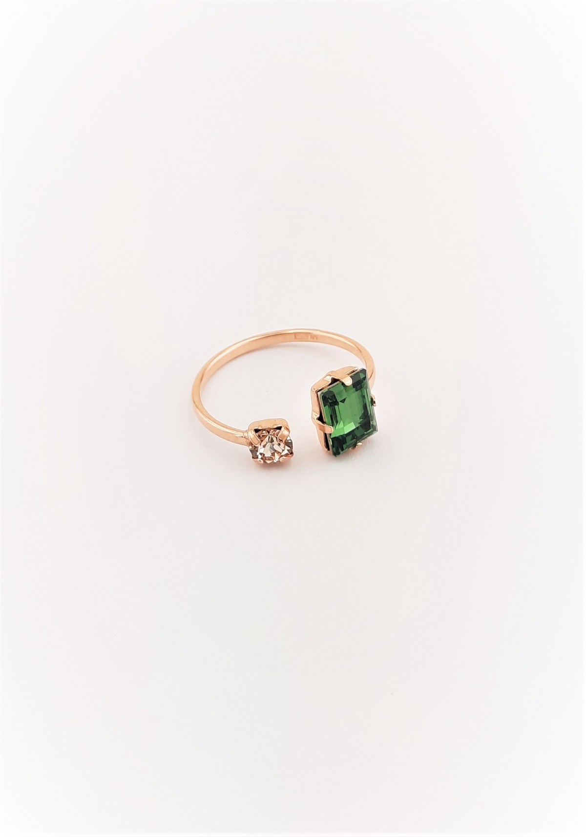 Yeşil Renkli Baget ve Beyaz Minik Swarovski Taşlı Gümüş Yüzük Yeşil Renkli Baget ve Beyaz Minik Swarovski Taşlı Gümüş Yüzük