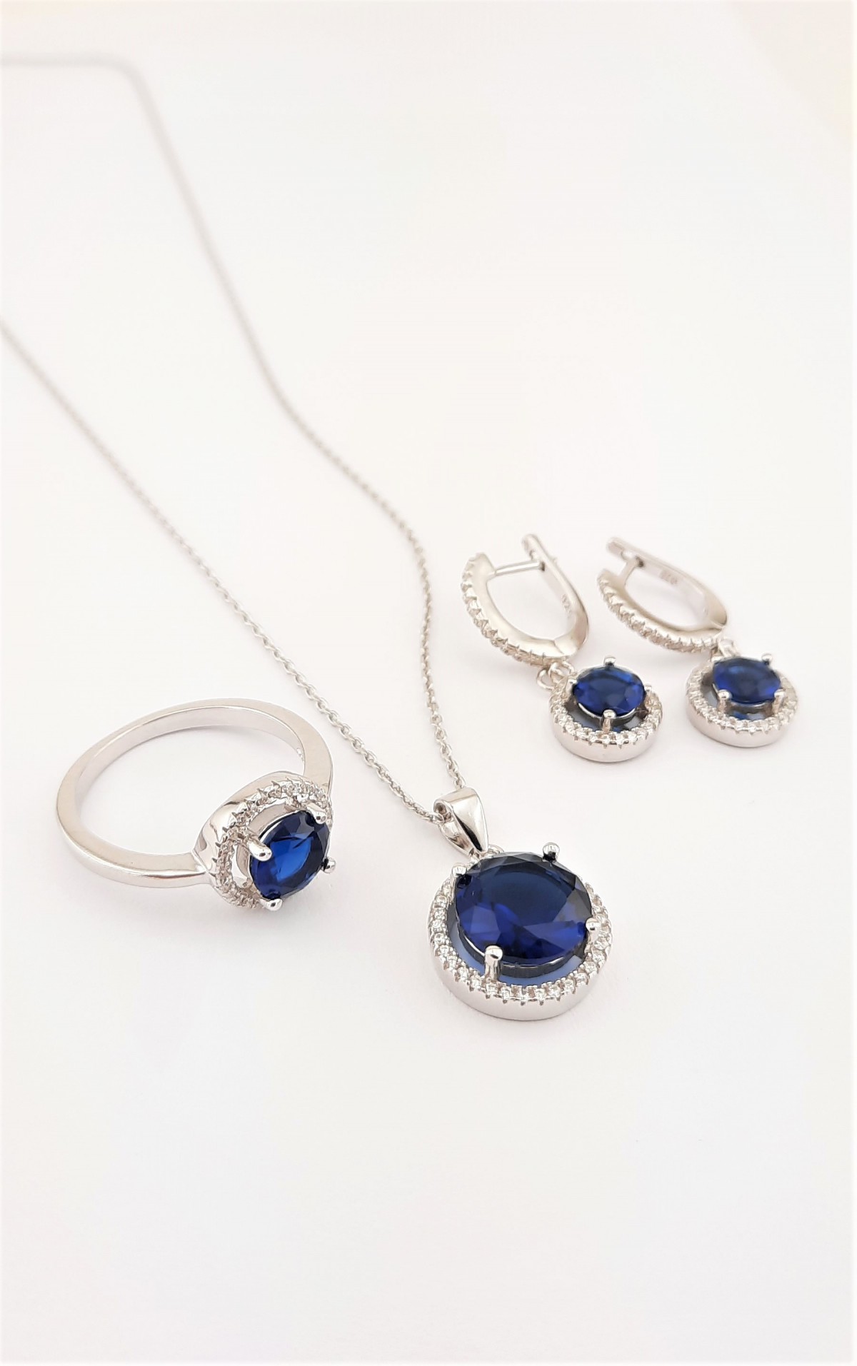Yuvarlak Kesim Safir Renk Taşlı Gümüş Set Yuvarlak Kesim Safir Renk Taşlı Gümüş Set