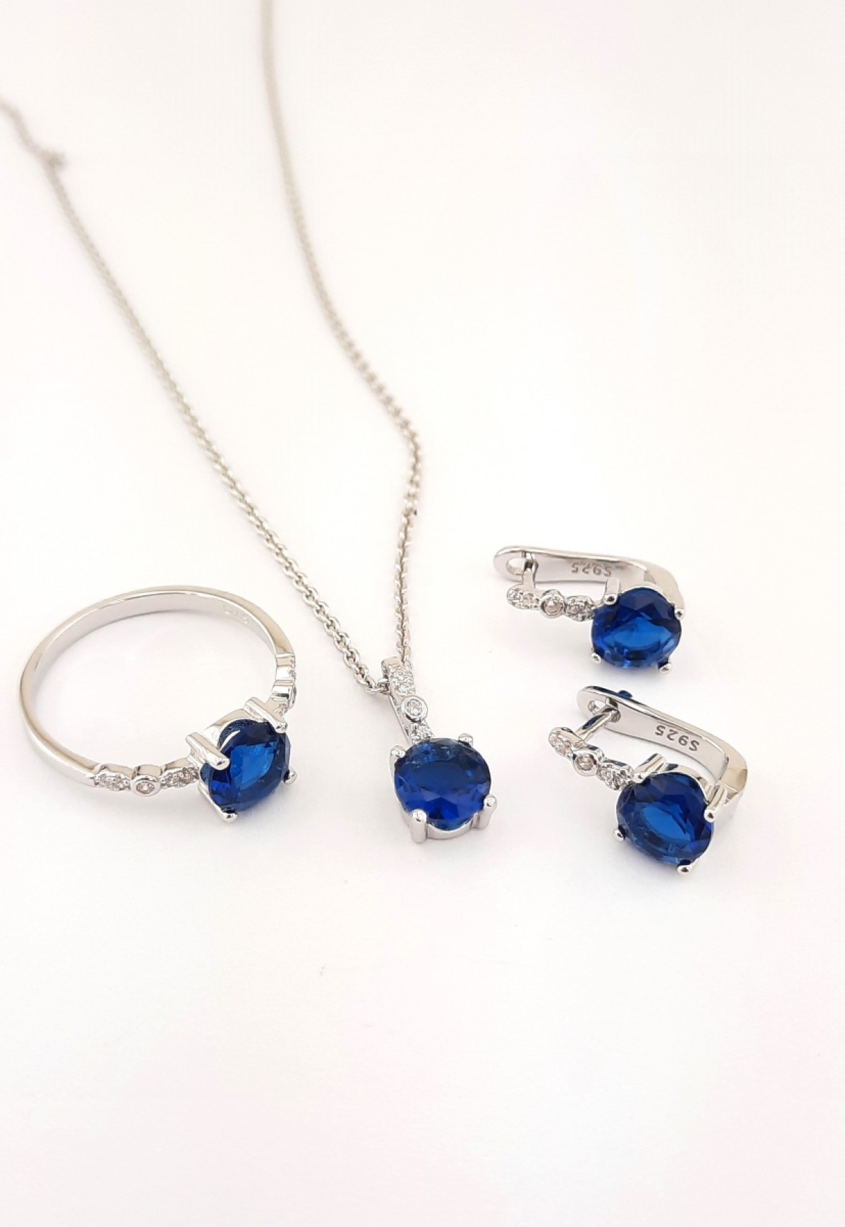 Yuvarlak Kesim Safir Renk Taşlı Yanları Üç Taşlı Model Gümüş Set Yuvarlak Kesim Safir Renk Taşlı Yanları Üç Taşlı Model Gümüş Set