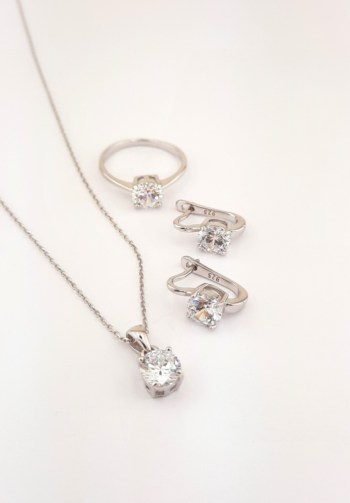 Yuvarlak Kesim Tek Taşlı Model Gümüş Set