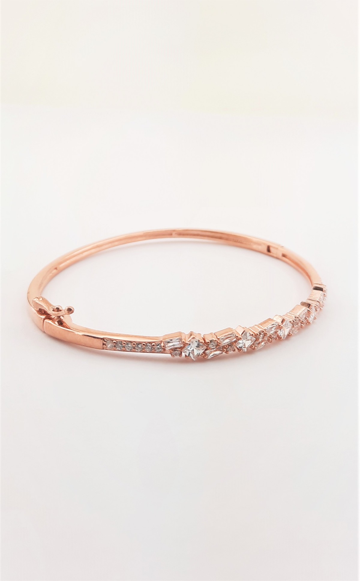 Yuvarlak, Prenses ve Baget Kesim Taşlı Pırlanta Montür Rosegold Gümüş Bilezik Yuvarlak, Prenses ve Baget Kesim Taşlı Pırlanta Montür Rosegold Gümüş Bilezik