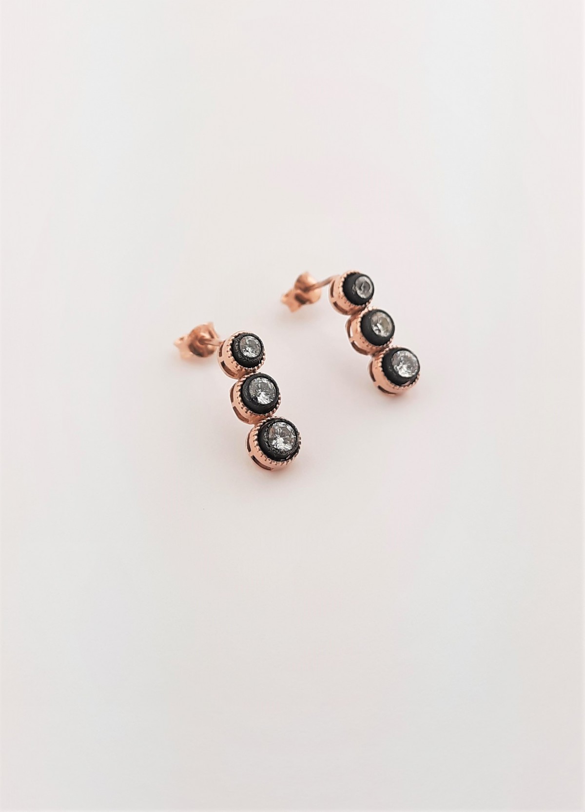 Yuvarlak Taşlı Tria Elmas Montür Gümüş Küpe Yuvarlak Taşlı Tria Elmas Montür Gümüş Küpe