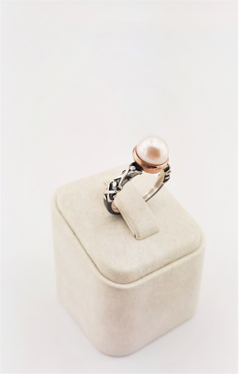 Yanları Çarpı Desenli İnci Gümüş Yüzük