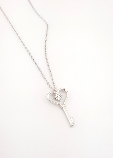 Minik Taşlı Kalpli Anahtar Gümüş Kolye
