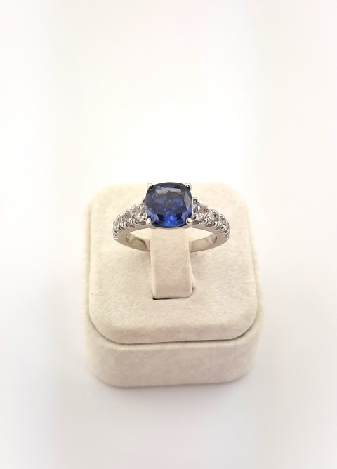 Yanları Taşlı Yastık Kesim Açık Lacivert Taşlı Gümüş Yüzük